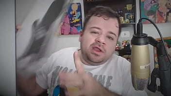 Novinho mostrando quadros