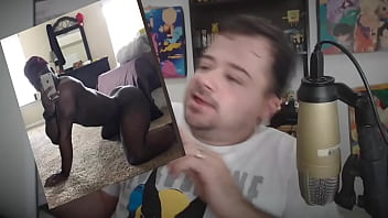 Novinho mostrando quadros