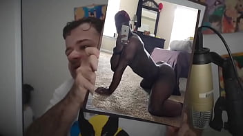 Novinho mostrando quadros