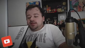 Novinho mostrando quadros