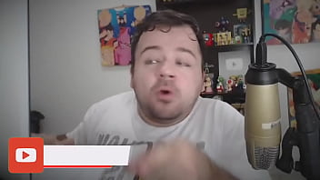 Novinho mostrando quadros