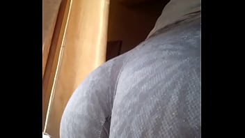 Culo En Calza Sacando X La Ventana thumbnail