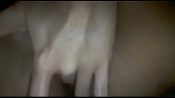 Pincelando o cuzinho bucetinha apertadinha não cabe 3 dedos na siririca