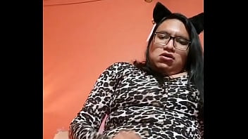 Gorda Travestí Se Da Placer Con Juguetes thumbnail