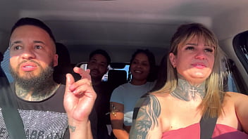 Casal de passageiros pega uber e descobre que somos atores porno e falam que querem virar tbm e começam a maior putaria dentro do carro e chupando muito Casal de passageiros pega uber e descobre que somos atores porno e falam que querem virar tbm e começam a maior putaria dentro do carro e chupando muito