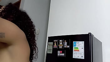 Fudendo a morena rabuda na sala de casa e enchendo a boca da putinha de leite vídeo completo no sheer e x red