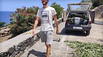 Giardiniere italiano tettona lo paga in natura con una spagnola dialoghi italiano