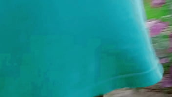 Flagrei a vizinha evangélica regando as plantas sem calcinha