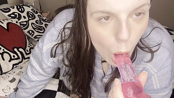 Thick virgin does ass to mouth with her dildo