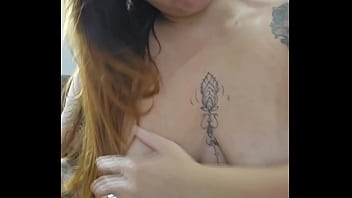 Batendo siririca e socando o dedo no cuzinho até abrir