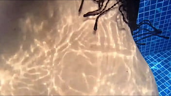 Milf culona follada en la el agua le gusta mas la verga que la comida