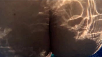 Milf culona follada en la el agua le gusta mas la verga que la comida