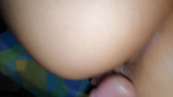 Mi hermanastra me encuentra masturbándome y coloca su enorme culo sobre mi verga