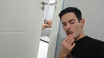 Fomos pegos no flagra pelo amigo do meu marido