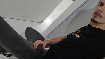 Fomos pegos no flagra pelo amigo do meu marido