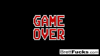 Sexy babe puts it in her pussy