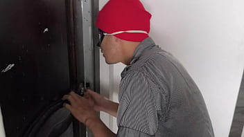 Wanita berseragam itu mengambil barang barang dari rumah ibu tiriku dan aku memergokinya dia meniduriku dan aku memaafkannya