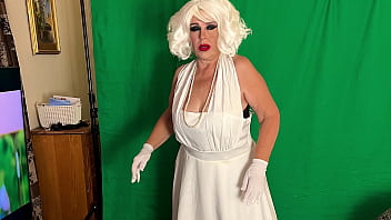 Old mature marilyn monroe enjoys masturbating with a vibrator