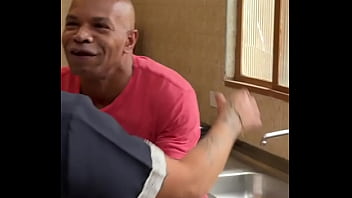 Esposa flagra marido fodendo a empregada na cozinha veja só a reação dela