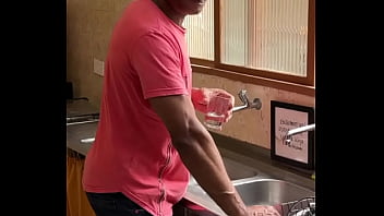 Esposa flagra marido fodendo a empregada na cozinha veja só a reação dela