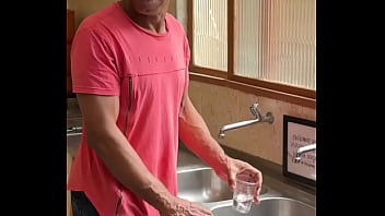 Esposa flagra marido fodendo a empregada na cozinha veja só a reação dela