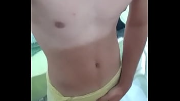 Thiago deixando a toalha cair