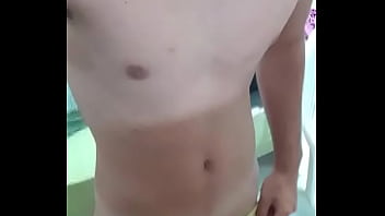 Thiago deixando a toalha cair