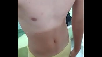 Thiago deixando a toalha cair