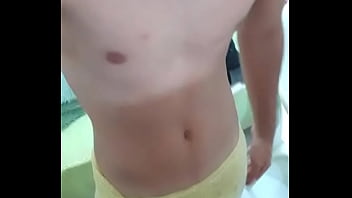 Thiago deixando a toalha cair