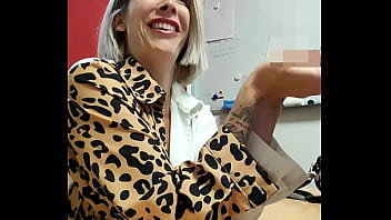 Dernier jour pour ma stagiaire je me suis lancée le défi de la baiser sur le