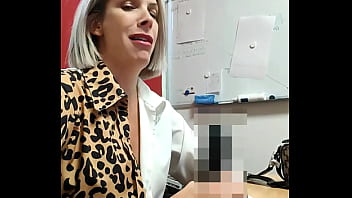 Dernier jour pour ma stagiaire je me suis lancée le défi de la baiser sur le