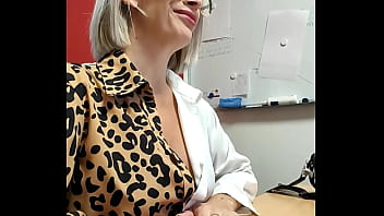 Dernier jour pour ma stagiaire je me suis lancée le défi de la baiser sur le