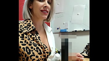 Dernier jour pour ma stagiaire je me suis lancée le défi de la baiser sur le