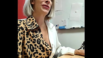 Dernier jour pour ma stagiaire je me suis lancée le défi de la baiser sur le