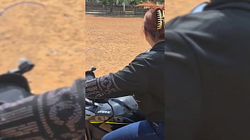 Solo follo a este pendejo por que me deja manejar moto