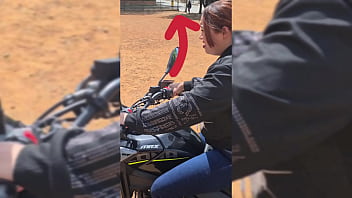 Solo follo a este pendejo por que me deja manejar moto