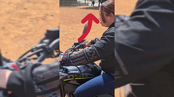 Solo follo a este pendejo por que me deja manejar moto