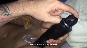 Pendeja morocha petera se chupa una buena pija y se mete un consolador en la concha