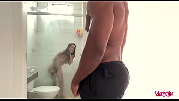 Meu padrasto safado me pegou no flagra batendo uma e me comeu no banho completo no sheer e red