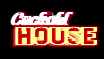 Dois caras sortudos fodendo baiana novinha que gosta de rola no cú