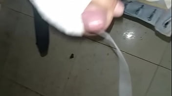 Me orino en los pantalones con mis pañales de tela y de paso tre deliciosos orgasmos