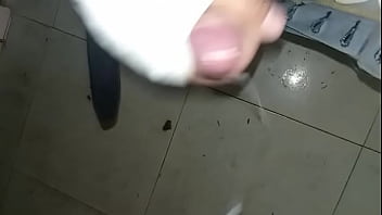 Me orino en los pantalones con mis pañales de tela y de paso tre deliciosos orgasmos