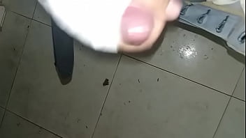 Me orino en los pantalones con mis pañales de tela y de paso tre deliciosos orgasmos