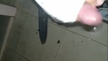 Me orino en los pantalones con mis pañales de tela y de paso tre deliciosos orgasmos