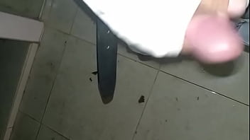 Me orino en los pantalones con mis pañales de tela y de paso tre deliciosos orgasmos