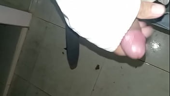 Me orino en los pantalones con mis pañales de tela y de paso tre deliciosos orgasmos