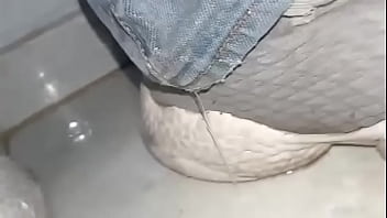 Me orino en los pantalones con mis pañales de tela y de paso tre deliciosos orgasmos