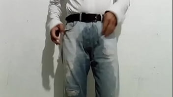 Me orino en los pantalones con mis pañales de tela y de paso tre deliciosos orgasmos