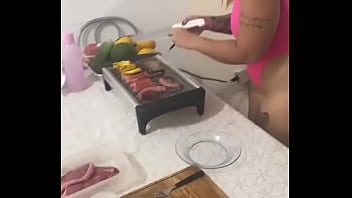 Fazendo churrasco e provocando o marido