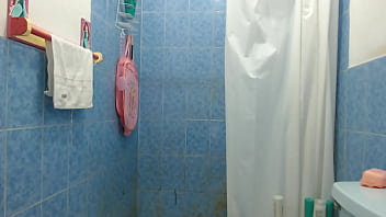 El mejor video de dos hermanastra meando una a la otra y siendo ambas orinadas por el marido terminando tomando una ducha lesbica juntas despues del trio